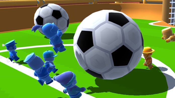 un balón de fútbol en tropezar chicos